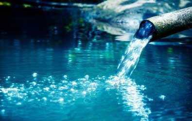 caño tirando agua