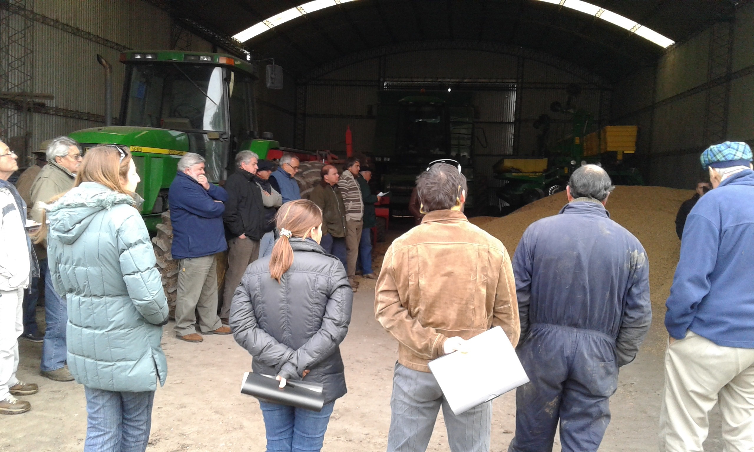 Algunos de los productores participantes atendiendo la presentación en uno de los predios visitados.